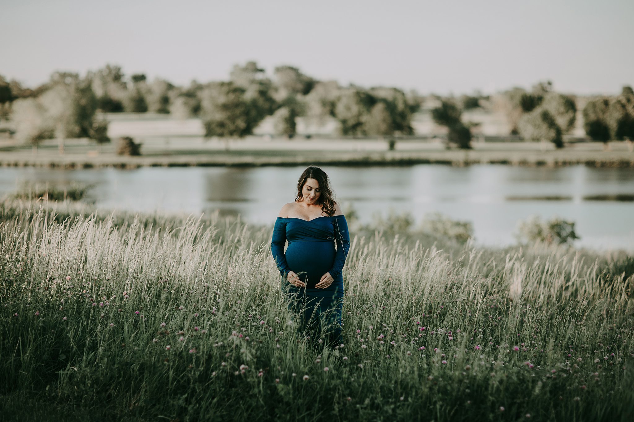 Kansas City Maternity photographer outdoor in field with lake