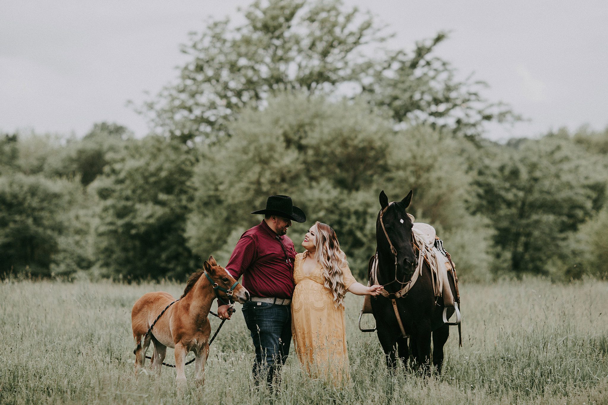 Kansas City Maternity Photographer with horse