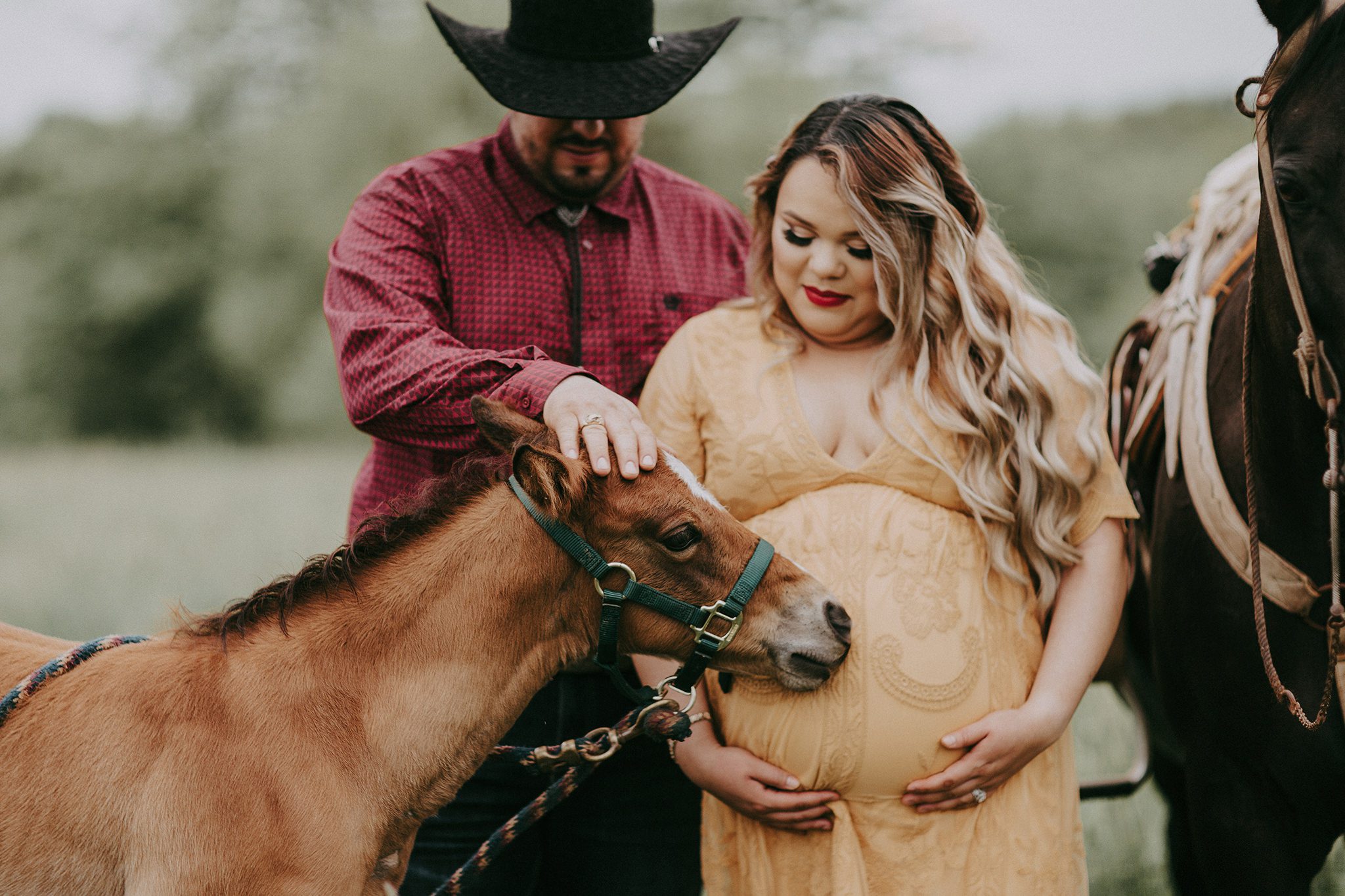 Kansas City Maternity Photographer with horse